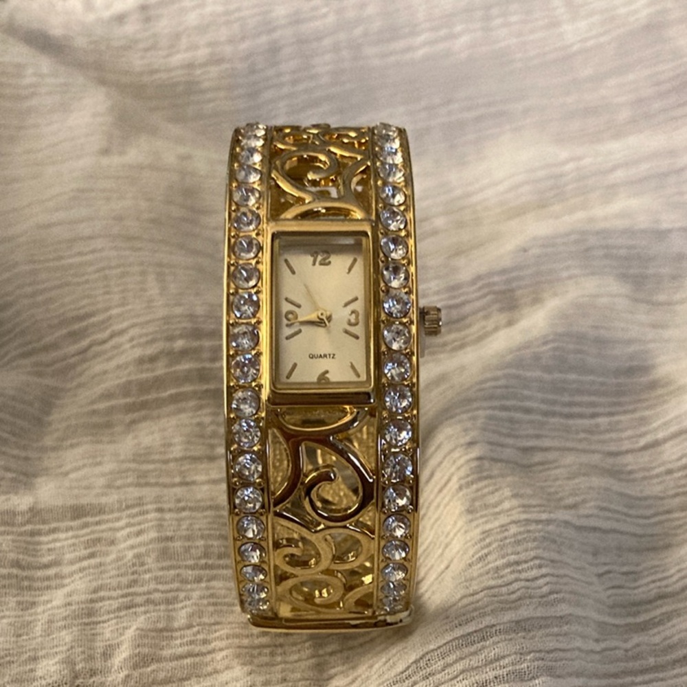 Elegant Gold Women's Watch with Crystal Accents